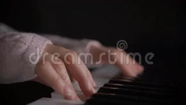 女人`手在弹钢琴